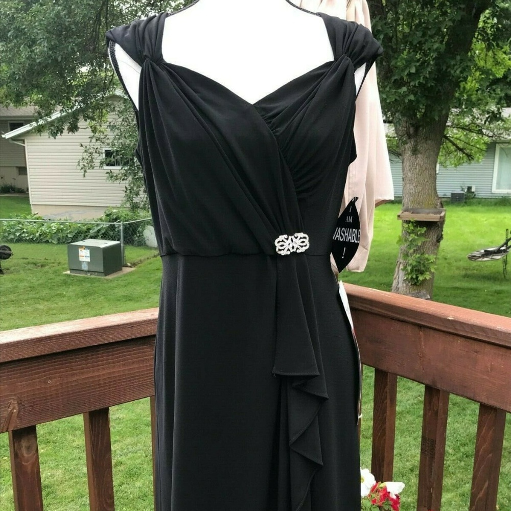 R&M Richards Black  V-neck Sleeveless Size 12.